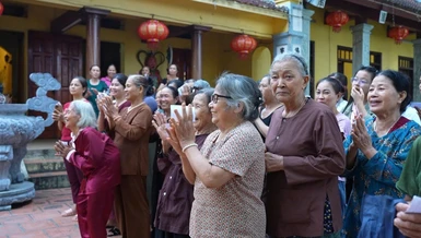 Niềm hoan hỷ của bà con khi được nhận quà hỗ trợ từ phái đoàn