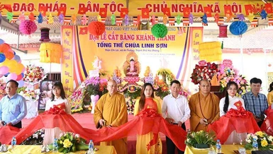 Chư tôn đức, đại biểu cắt băng khánh thành chùa Linh Sơn