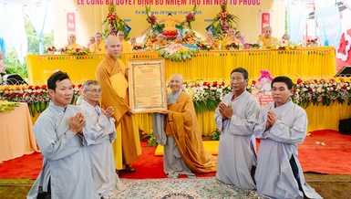 Đại đức Thích Nguyên Minh trao quyết định bổ nhiệm trụ trì niệm Phật đường Từ Phước đến Sư cô Thích nữ Huệ Túc 