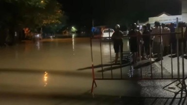 Người dân, lực lượng chức năng tập trung tìm kiếm người mất tích trong vụ lật ghe ở trên sông Thu Bồn (đoạn gần cầu Cẩm Kim) - Ảnh: Đ.X