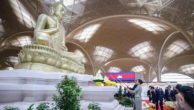 Tôn tượng Đức Phật Thích Ca bằng đồng và kim loại cao 9m, nặng 9 tấn tại Sân bay Quốc tế Techo (Campuchia)
