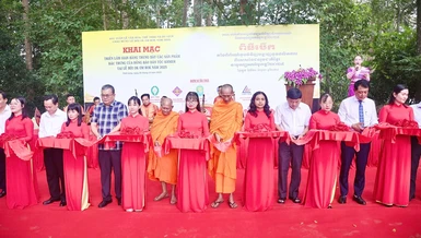 Cắt băng khai mạc triển lãm gian hàng trưng bày các sản phẩm đặc trưng của đồng bào dân tộc Khmer chào mừng Lễ hội Ok Om Bok năm 2025