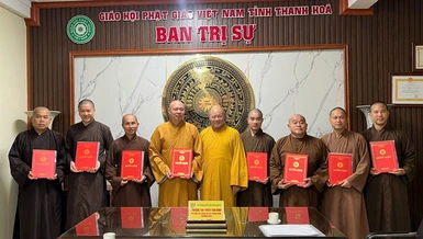 Trao quyết định thành lập đến chư tôn đức đại diện Ban Quản trị các tự viện 