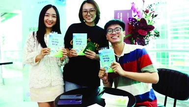 Tống Duệ Uyên (ngồi) trong buổi giao lưu, ký tặng sách Muôn trùng xứ sở - Ảnh: NVCC