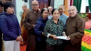 Đoàn Ban Trị sự GHPGVN tỉnh Đồng Tháp trao 500 phần quà đến các hộ dân tại xã Quỳnh Phú, Nghệ An