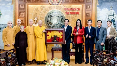 Ban Trị sự GHPGVN tỉnh Thanh Hóa tặng quà chúc mừng Chủ tịch UBND tỉnh Nguyễn Hoài Anh