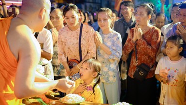 Đông đảo người dân về chùa dự Lễ hội Ok Om Bok - Ảnh: Du Nhiên/BGN