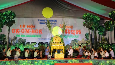 Lễ cúng trăng (lễ chính trong lễ hội Ok Om Bok) theo nghi thức truyền thống của đồng bào Khmer được các nghệ sĩ Đoàn Nghệ thuật Khmer Ánh Bình Minh tái hiện trên sân khấu - Ảnh: Trần Thị Thanh Hòa/TTXVN