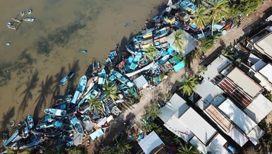 Nước dâng cao, sức gió rất mạnh đã khiến hàng trăm ghe tàu neo đậu tại Vũng Chào (phường Xuân Đài, Đắk Lắk) tránh bão số 13 bị va đập và chồng chất lên nhau, rất nhiều chiếc bị hư hỏng nặng - Ảnh: Báo NLĐ