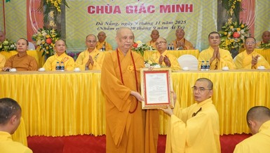 Hòa thượng Thích Phước Minh trao quyết định bổ nhiệm trụ trì chùa Giác Minh đến Đại đức Thích Đồng Tường