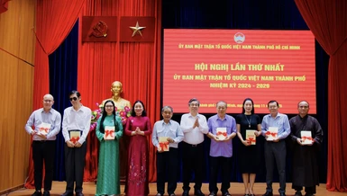 Chủ tịch Ủy ban MTTQVN TP.HCM Nguyễn Phước Lộc và Phó Chủ tịch Thường trực Ủy ban MTTQVN TP.HCM Trương Thị Bích Hạnh chúc mừng các vị Ủy viên Ủy ban MTTQVN Thành phố nhiệm kỳ 2024-2029 ra mắt tại hội nghị - Ảnh: SGGP