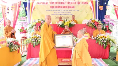 Hòa thượng Thích Trí Minh trao quyết định thành lập điểm sinh hoạt tôn giáo tập trung Như Quang