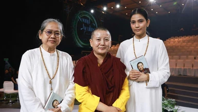 Từ trái qua: Bà Trương Mỹ Tiền, Ani Choying Drolma - huyền thoại thiền ca đến từ Nepal và Á hậu Trương Thị May