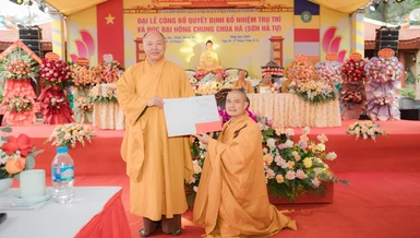 Thượng tọa Thích Tâm Định trao quyết định bổ nhiệm trụ trì chùa Hà đến Đại đức Thích Nguyên Phước
