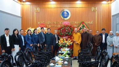 Lãnh đạo TP.Huế tặng hoa chúc mừng ngày Nhà giáo Việt Nam 20-11