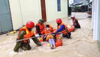 Lực lượng công an, quân đội dầm mình trong nước cứu người dân vùng lũ Gia Lai - Ảnh: Cục Quản lý đê điều và Phòng chống thiên tai (Bộ Nông nghiệp và Môi trường)