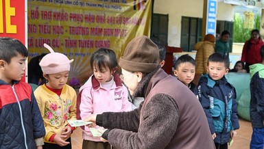Ni sư Thích nữ Minh Liên tặng quà đến các em học sinh