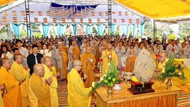 Chư tôn đức cử hành nghi thức sái tịnh, đặt đá xây dựng ngôi chánh điện và các hạng mục công trình chùa Trung Hòa