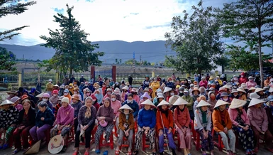 Bà con tại vùng cao xã Đại Lãnh (Quảng Nam cũ), nay là xã Thượng Đức, TP.Đà Nẵng đến nhận quà