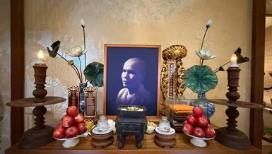 Di ảnh và long vị cố Trưởng lão Hòa thượng Thích Trí Quang được tôn trí tại thiền thất Dư Hương