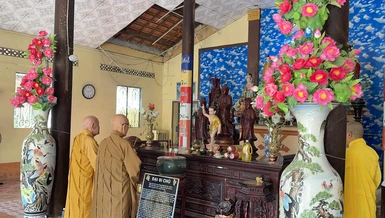 Chư tôn đức niêm hương bạch Phật
