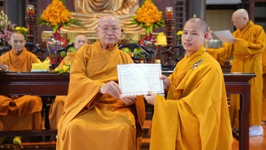 Trưởng lão Hòa thượng Thích Nhật Quang trao Bằng tốt nghiệp Cao đẳng Phật học đến Tăng sinh