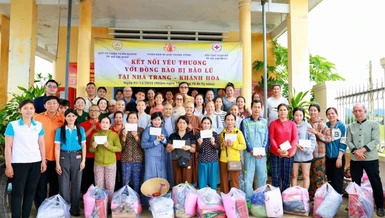 Quỹ từ thiện chùa Thiên Quang kết nối yêu thương với đồng bào bị bão lũ tại Nha Trang - Khánh Hòa
