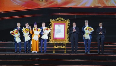 Ông Jonathan Baker, Trưởng đại diện của Tổ chức UNESCO tại Việt Nam trao Bằng công nhận ghi danh quần thể di tích và danh thắng Yên Tử - Vĩnh Nghiêm - Côn Sơn, Kiếp Bạc là Di sản văn hóa thế giới