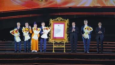 Ông Jonathan Baker, Trưởng đại diện của Tổ chức UNESCO tại Việt Nam trao Bằng công nhận ghi danh quần thể di tích và danh thắng Yên Tử - Vĩnh Nghiêm - Côn Sơn, Kiếp Bạc là Di sản văn hóa thế giới