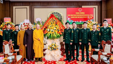 Ban Trị sự GHPGVN tỉnh Thanh Hóa tặng hoa chúc mừng Bộ Chỉ huy Quân sự tỉnh