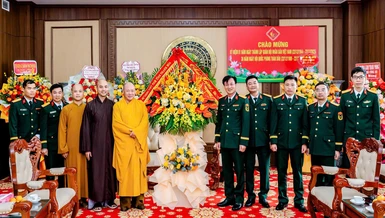 Ban Trị sự GHPGVN tỉnh Thanh Hóa tặng hoa chúc mừng Bộ Chỉ huy Quân sự tỉnh