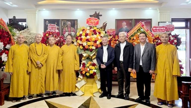 Chư tôn đức Ban Trị sự GHPGVN tỉnh Nghệ An chúc mừng Lễ Giáng sinh tại Tòa Giám mục Giáo phận Vinh