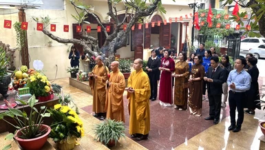 Chư tôn đức cùng đại diện lãnh đạo Ủy ban Hòa bình TP.Hà Nội dâng hương, tụng kinh cầu siêu, tưởng niệm anh linh các anh hùng liệt sĩ tại Di tích Đài tưởng niệm Khâm Thiên