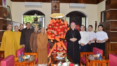 Ban Trị sự GHPGVN thành phố tặng hoa chúc mừng Giáng sinh 2025 tại Tòa Giám mục Giáo phận Đà Nẵng