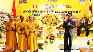 Đại diện Sở Dân tộc và Tôn giáo tỉnh Phú Thọ tặng hoa chúc mừng