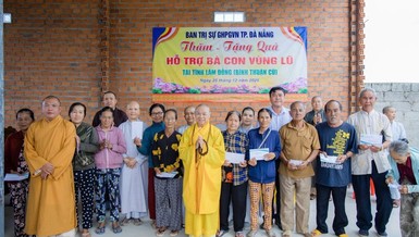 Ban Trị sự GHPGVN TP.Đà Nẵng tặng quà hỗ trợ bà con vùng lũ tại tỉnh Bình Thuận (cũ) 