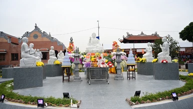 Tôn tượng Đức Phật và 5 anh em Kiều Trần Như được an vị trong khuôn viên chùa Quỳnh Đẩu