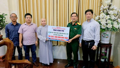 Trao bảng tượng trưng hỗ trợ số tiền 500 triệu đồng xây dựng các công trình văn hóa - thể dục thể thao
