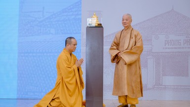 Đức Pháp chủ GHPGVN - Đại lão Hòa thượng Thích Trí Quảng quang lâm tặng quà đến Báo Giác Ngộ nhân kỷ niệm 50 năm ngày ra số báo đầu tiên - Ảnh: Đăng Huy