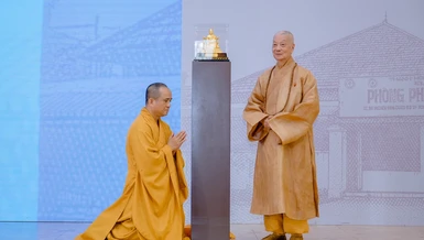 Đức Pháp chủ GHPGVN - Đại lão Hòa thượng Thích Trí Quảng quang lâm tặng quà đến Báo Giác Ngộ nhân kỷ niệm 50 năm ngày ra số báo đầu tiên - Ảnh: Đăng Huy