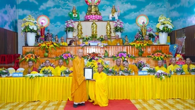 Thượng tọa Thích Huệ Khai trao quyết định bổ nhiệm trụ trì chùa Thiên Bình đến Đại đức Thích Chánh Hạnh
