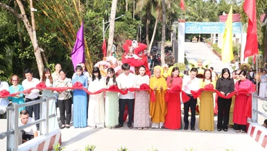 Cắt băng khánh thành cầu bê-tông nông thôn nối liền tuyến đường liên xã Phong Thạnh và Cầu Kè