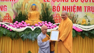 Thượng tọa Thích Tục Thành trao quyết định bổ nhiệm trụ trì chùa Quang Minh đến Sư cô Thích Tịnh Thanh