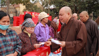 Thượng tọa Thích Thanh Phong trao quà đến bà con tại tỉnh Hưng Yên trong chương trình Tết yêu thương Xuân Ất Tỵ 2025) - Ảnh: Anh Quốc