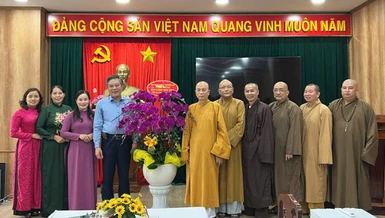 Tặng hoa chúc mừng ông Dương Minh Dũng, Ủy viên Ban Thường vụ Tỉnh ủy, Trưởng ban Tuyên giáo và Dân vận Tỉnh ủy Đồng Nai