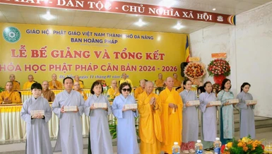 Trao chứng chỉ hoàn thành khóa học và quà đến các học viên
