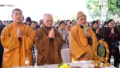 Chư tôn đức cử hành khóa lễ cầu nguyện