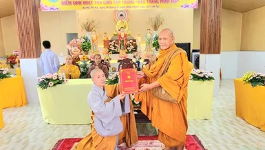 Hòa thượng Thạch Hà trao quyết định thành lập điểm sinh hoạt tôn giáo tập trung Pháp Âm đến Sư cô Thích nữ Trung Tuệ