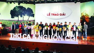 Ban Tổ chức trao giải đến các tác giả