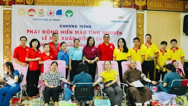 Chư Tăng, Phật tử tham gia hiến máu tại chùa Hòa Khánh
